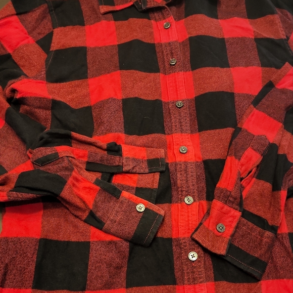 Men's Land's End Red and Black Plaid Button Down Shirt - Picture 3 of 4